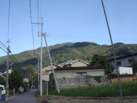 三宅八幡駅近くから見た御生山