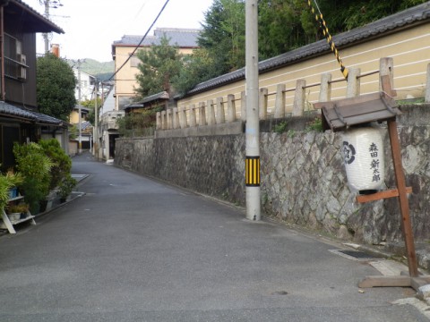 粟田神社参道前の道