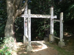 粟田山への登山道口。「東山トレイル」のルートでもある