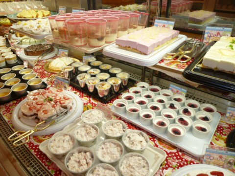 スイーツは約３０種類。（左下）イチゴのババロア風ケーキはミヤネ氏の名前を冠した人気メニュー‘ミヤネーゼ